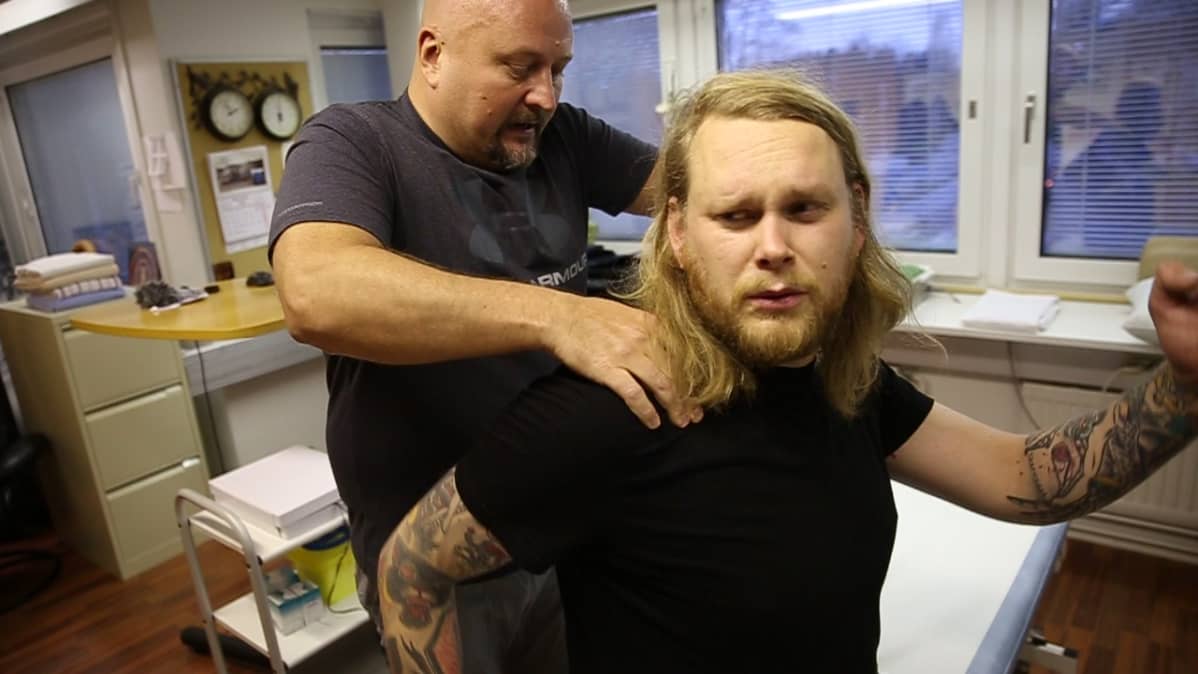 Hieroja Harri Karppinen hieroo toimittaja Juhani Kenttämaata