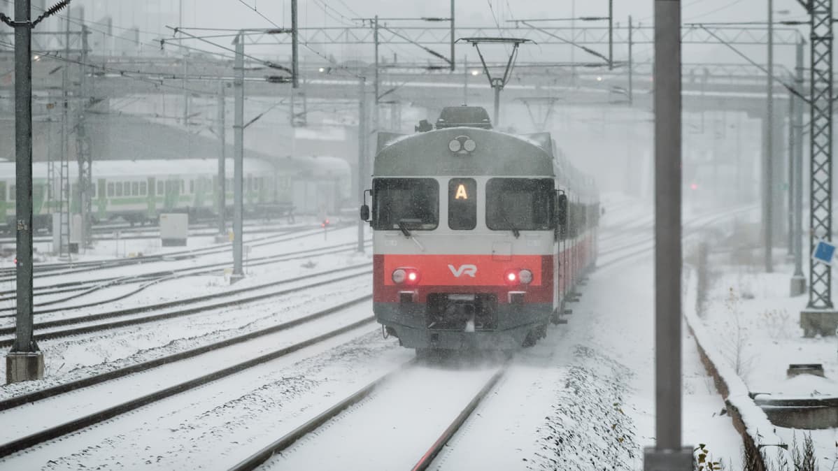 Paikallisjuna Ilmalan asemalla.