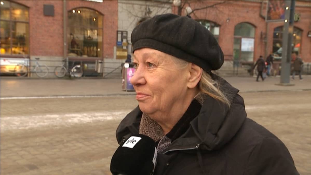 Lea Laitila Tampereen keskustorilla