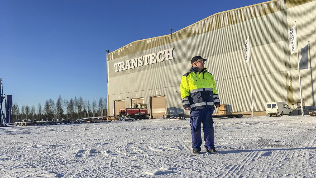 Kajaanilainen Jari Roivainen Transtechin tehtaan edessä.