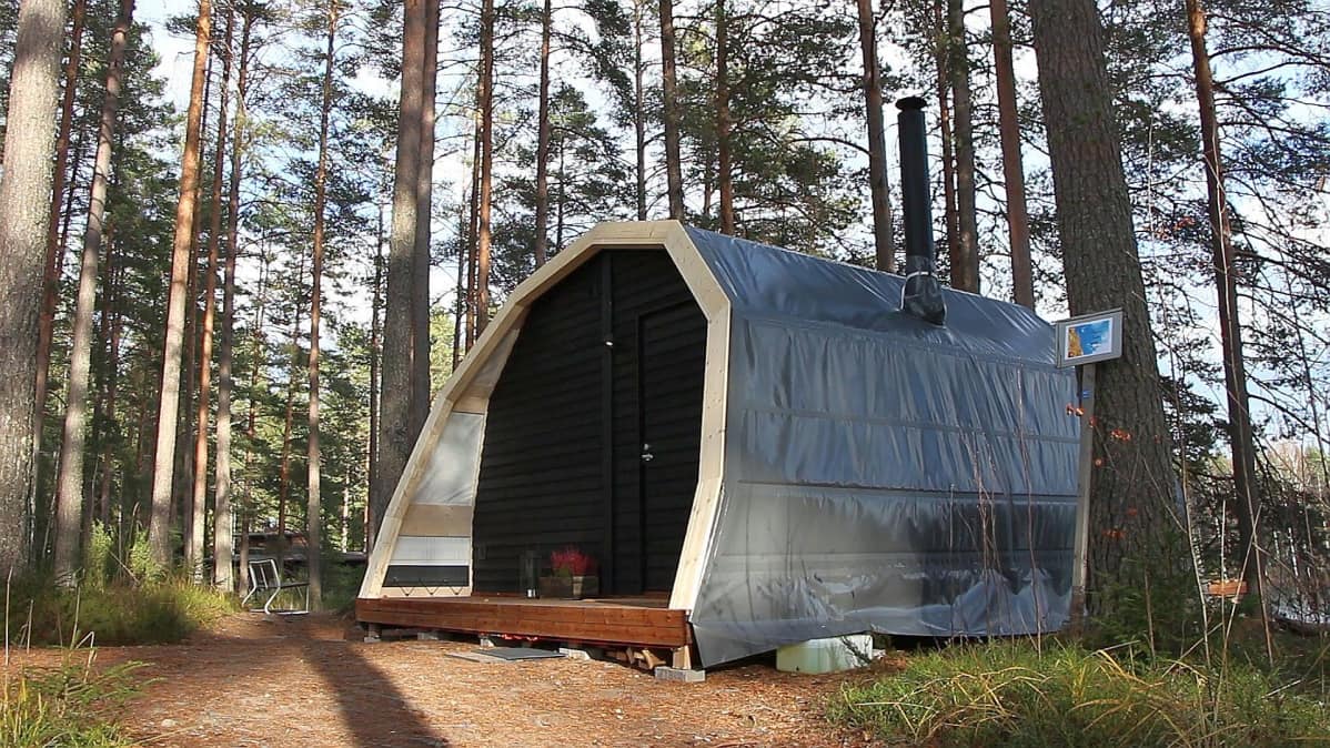 Luksusteltan ovellinen etuseinä on kuusipuuta. Telttakangas ei ole vielä lopullinen.