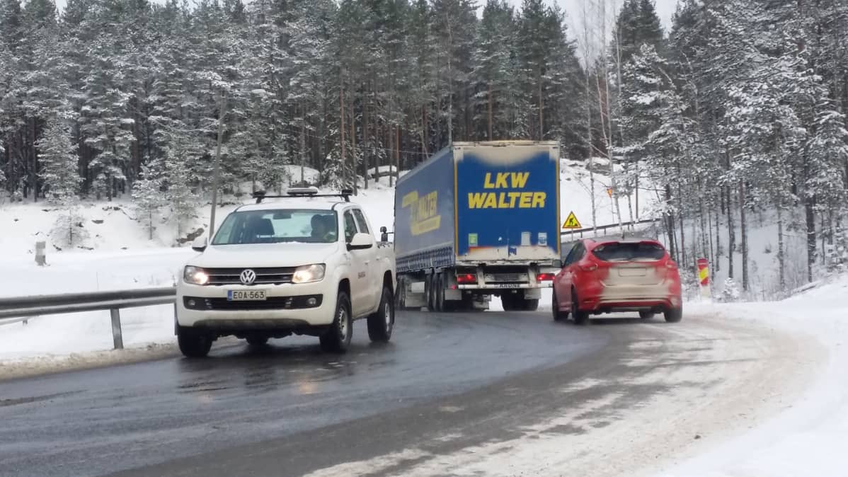 Liikennettä valtatie kuudella.