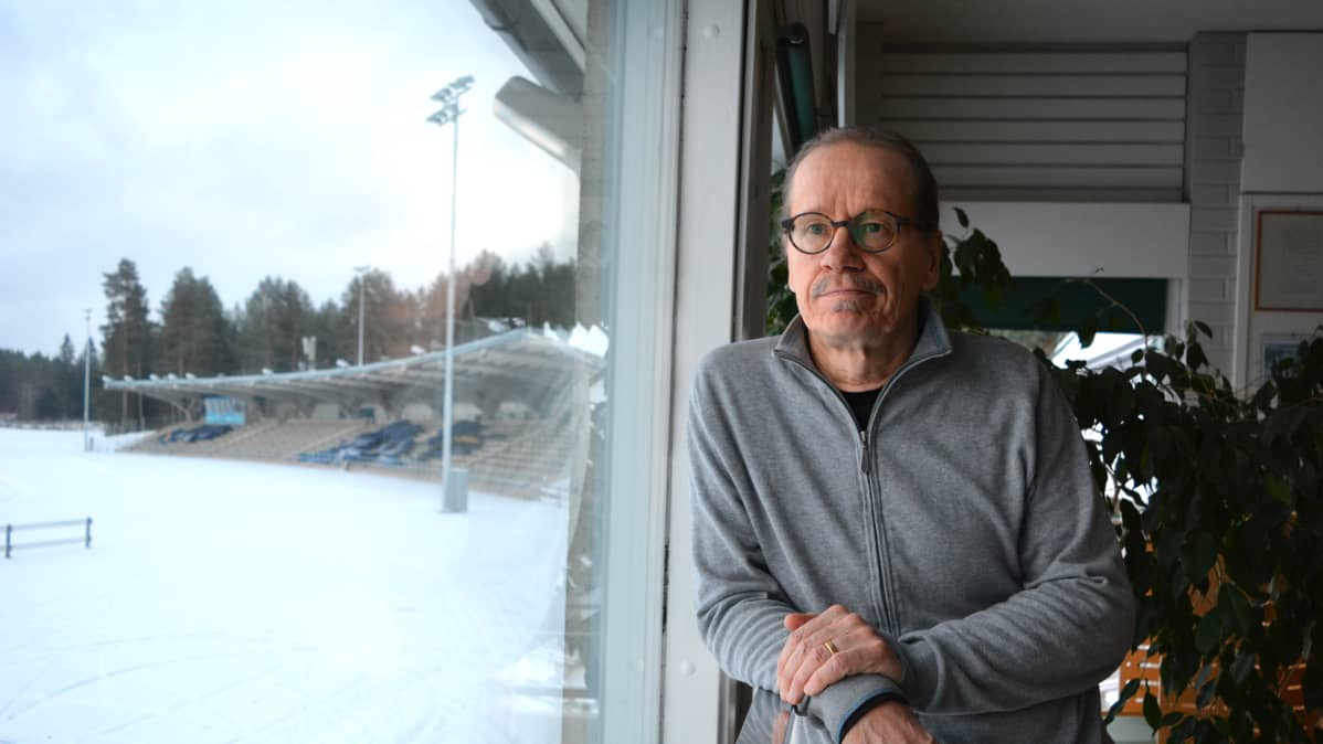 Torivalvoja Risto Hämäläinen kotonaan.