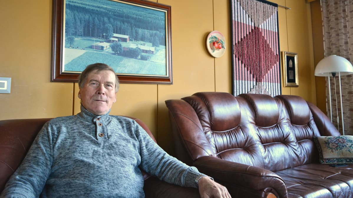 Maanviljelijä Erkki Tolonen kotonaan.