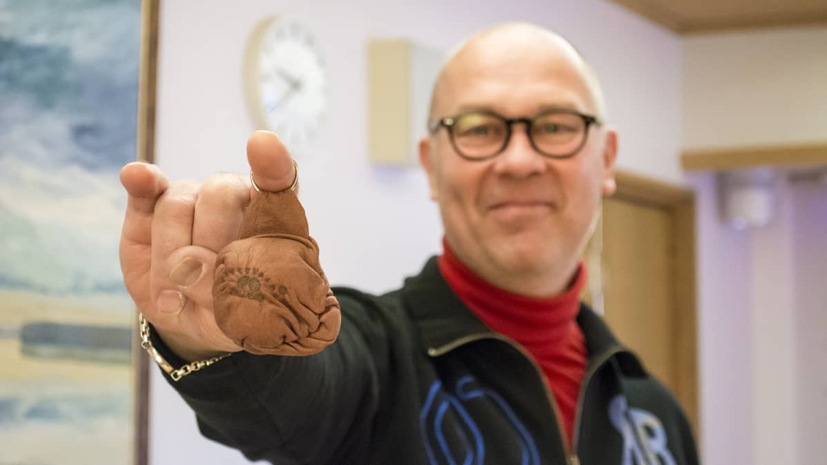 Arto Mikkonen ja kivespussi-avaimenperä