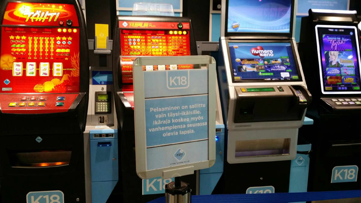 Kieltotaulu automaattien edessä