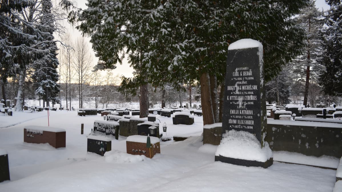 Kajaanin hautausmaa talvella.