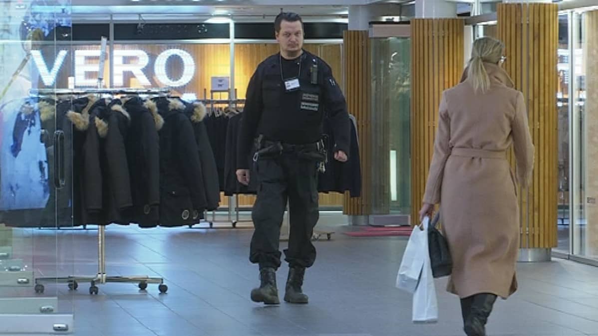 Vartila poistuu vaatekaupasta Rewell Centerissä Vaasassa