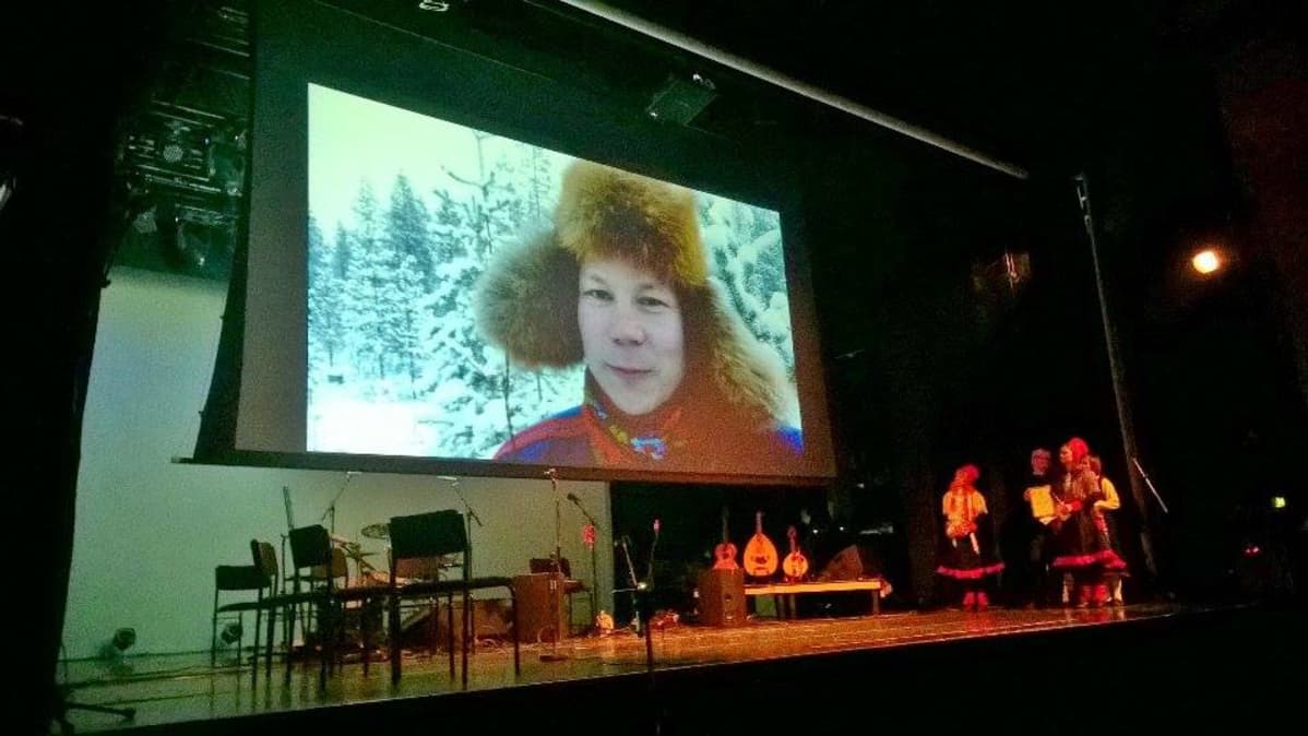 Jagi sápmelaš 2016 Niillas Holmberg, ii ieš lean Helssegis váldimin vuostá nammadeami. Son goittotge sáddii dáhpáhussii videodearvvahusa.