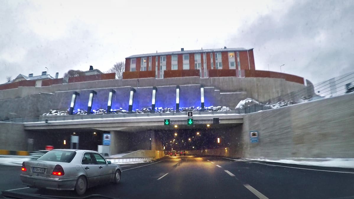 Rantatunnelin suuaukko Armonkallion alapuolella
