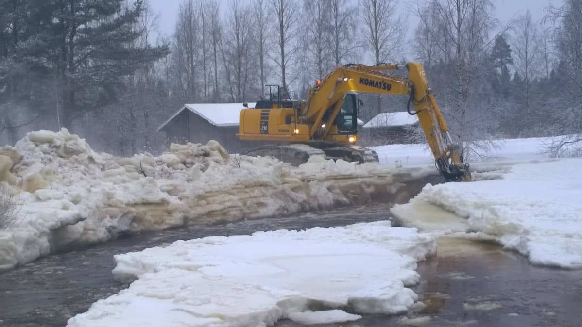 Pitkäkosken hyydepatojen purkamista kaivinkoneella Pielavedellä tammikuussa 2016.