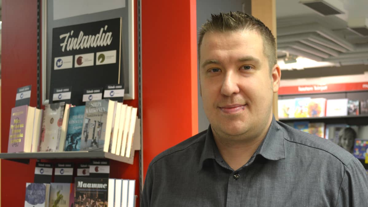Kirjakauppias Jussi Riikonen kertoo, että Finlandia-palkinnon voittaja myy yleensä hyvin Kajaanissa.