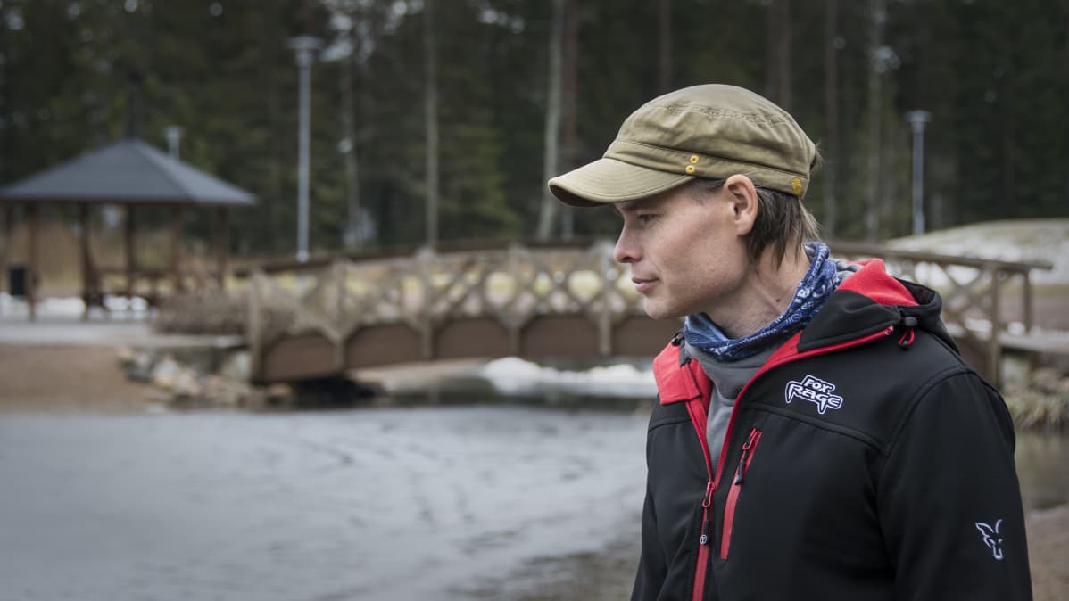 Kalastusyrittäjä Markus Sällinen Kokkolan Pikiruukinlammen rannalla.