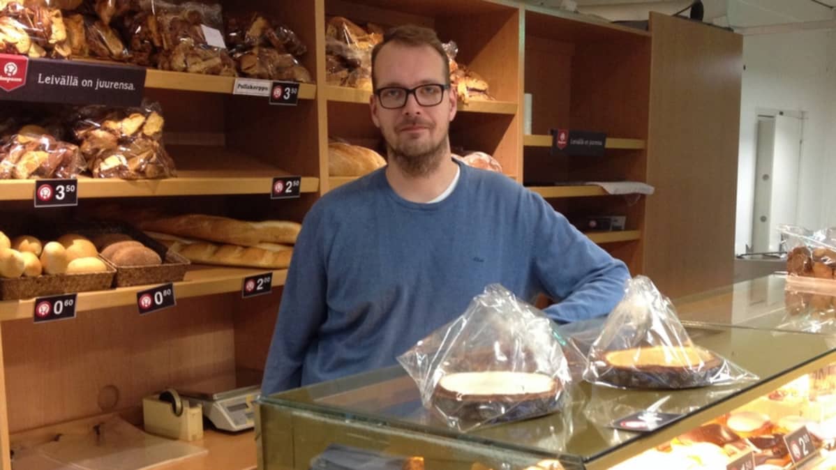 Yrittäjä Kalle Haapanen Haapasen kotileipomon kahvilassa Mikkelin Otavassa.