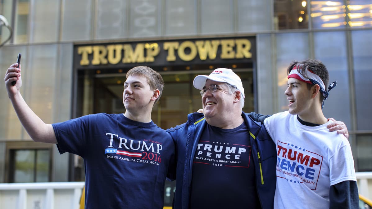 Trump kannattajia Trump Towerin edessä.
