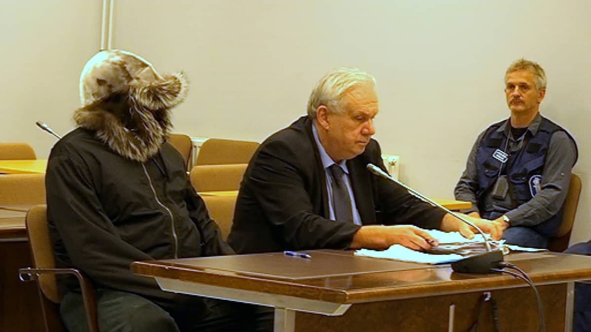Sarjahukuttamistapaus oikeudessa.