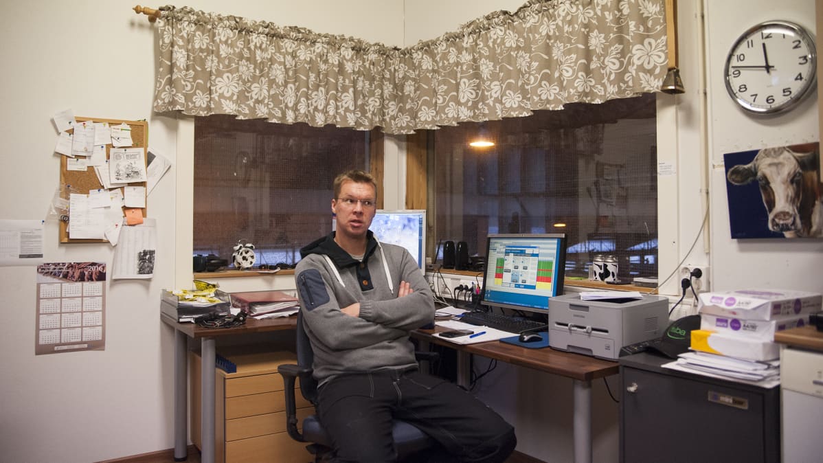 Maatalousyrittäjä työhuoneessaan.