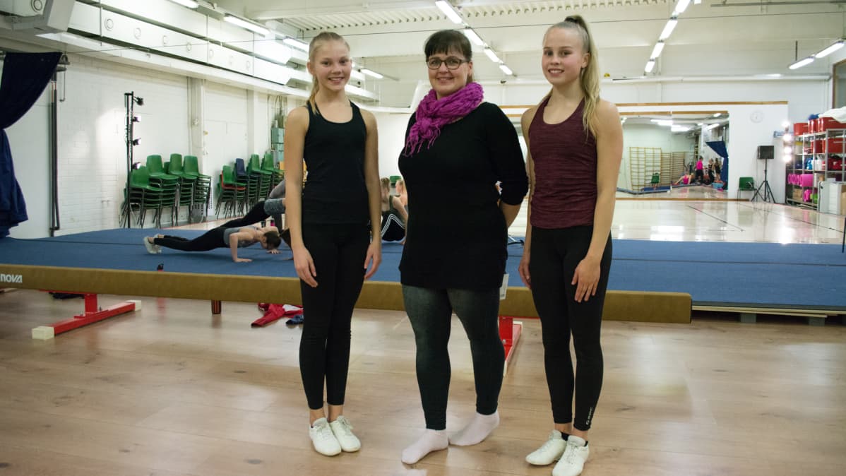 Salla Keränen, Kajaani Gymnasticin puheenjohtaja Päivi Kyyrönen ja Eevi Määttä.