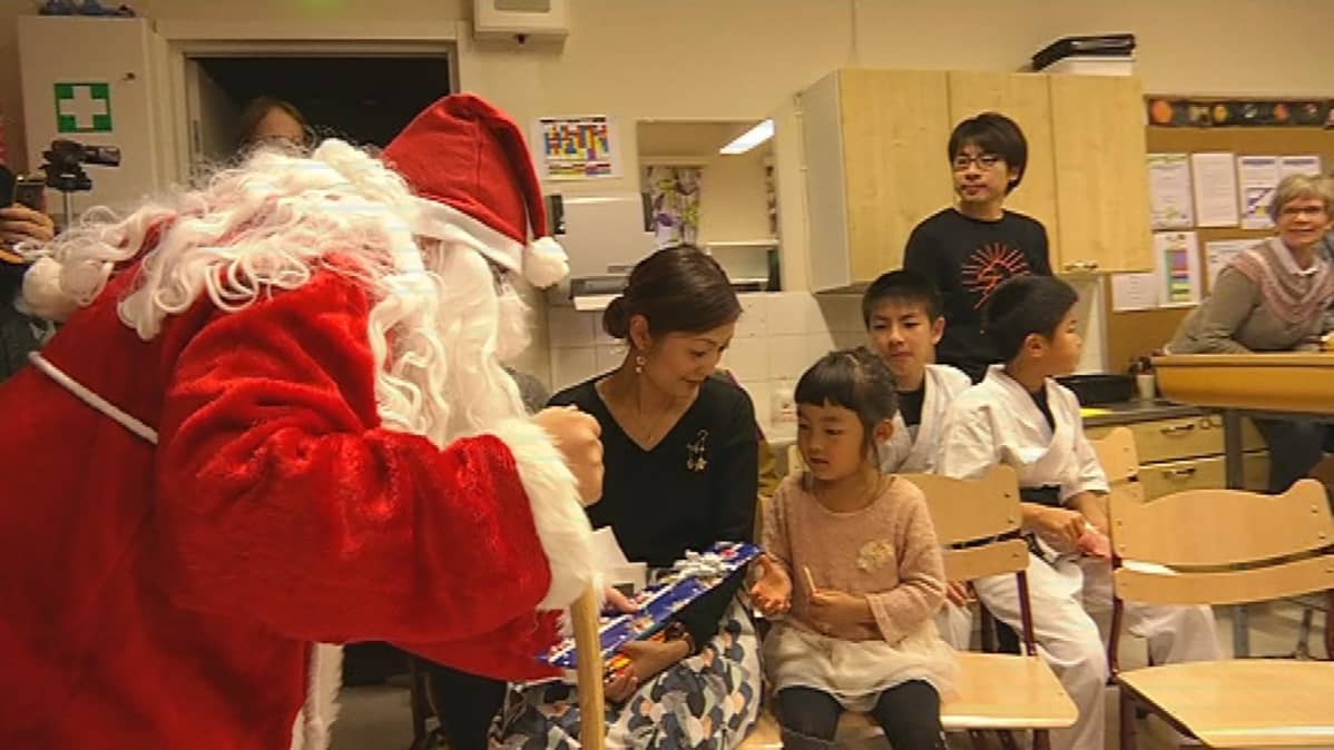 Japanilaisille vieraille näytettiin myös suomalaisia joulutapoja.