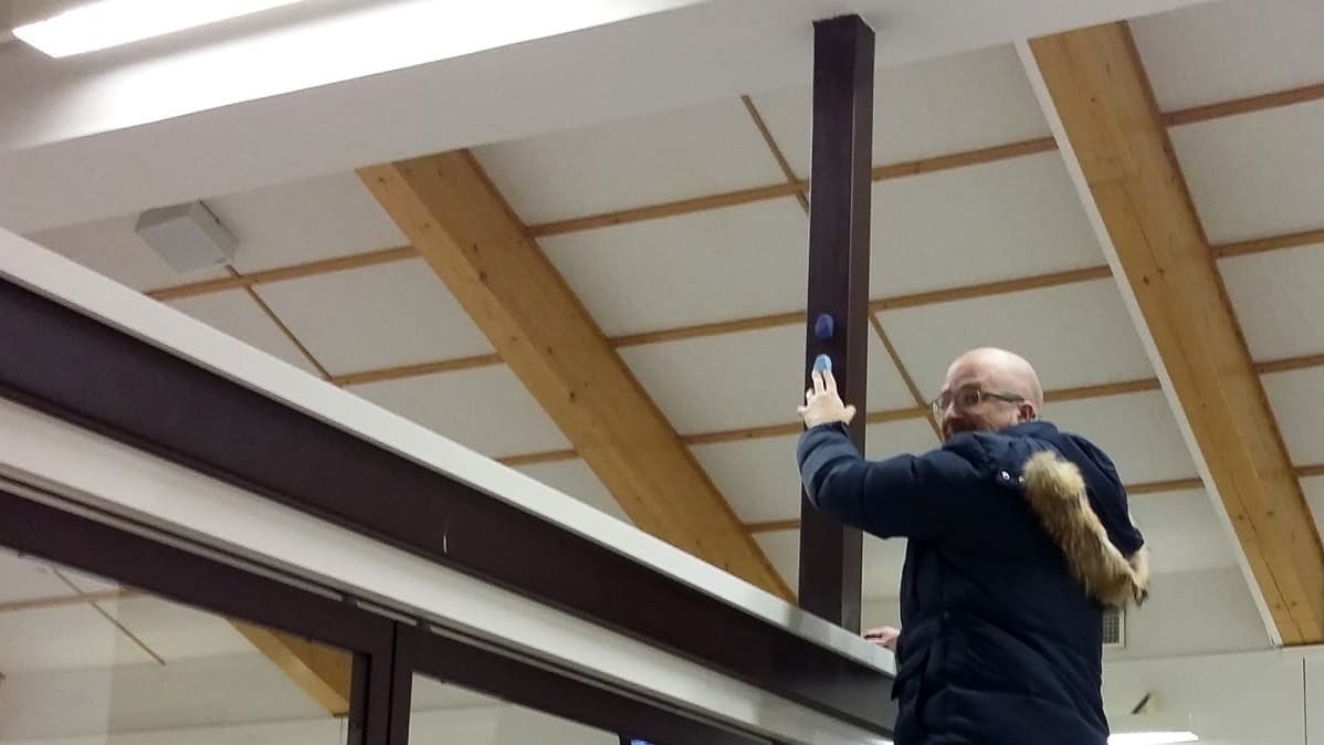 Mikko Manninen asetaa beacon-laitetta