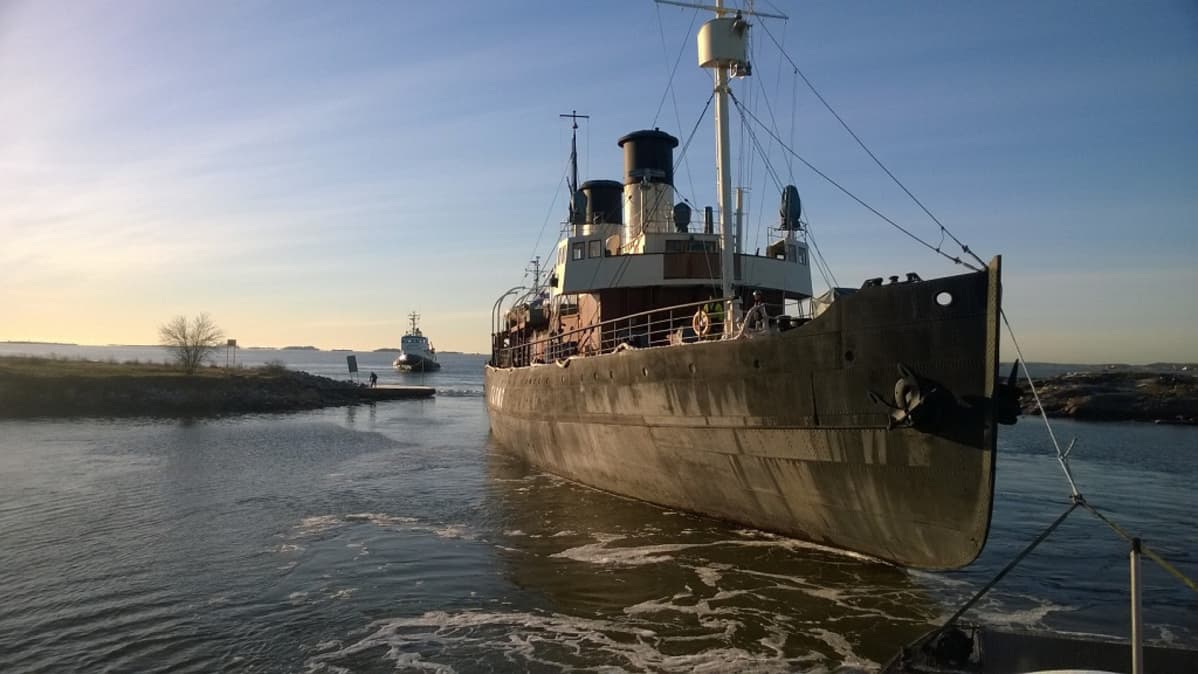 Museojäänmurtaja Tarmoa hinataan kohti Suomenlinnan telakkaa.