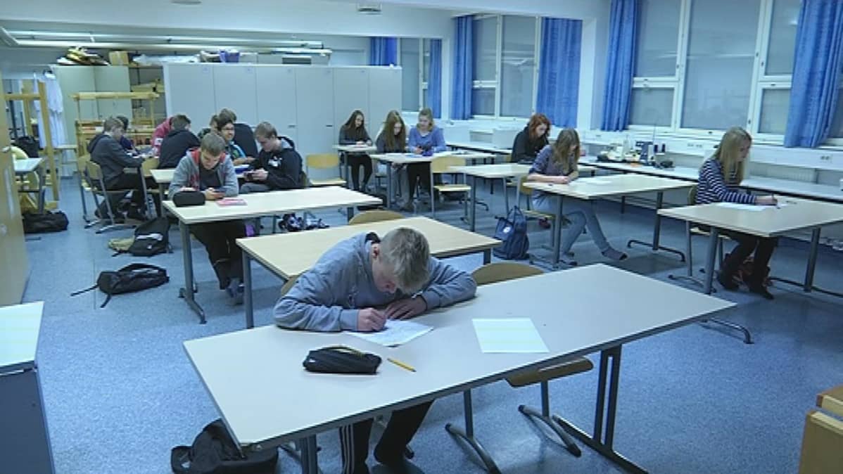 Oppilaita luokassa koetilanteessa LAihian Keskuskoulussa