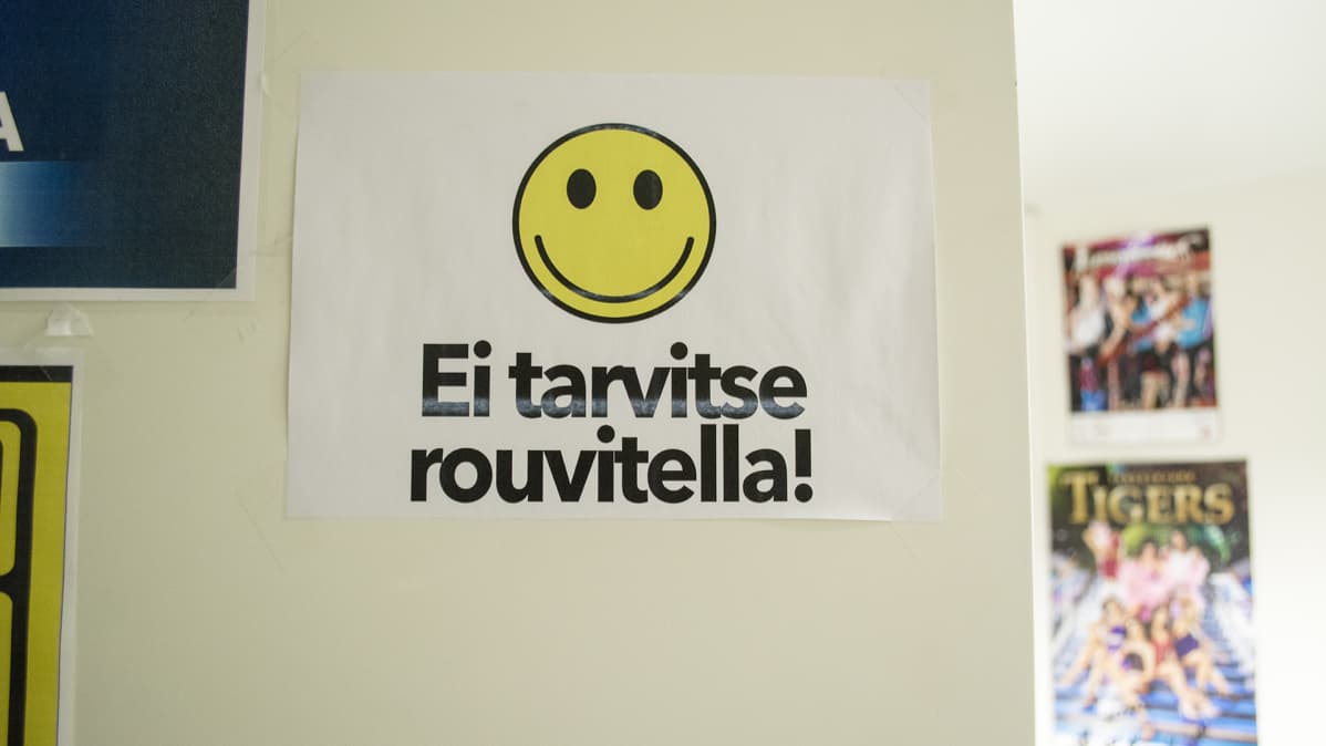 Kasarmilla lappu, jossa teksti "Ei tarvitse rouvitella".