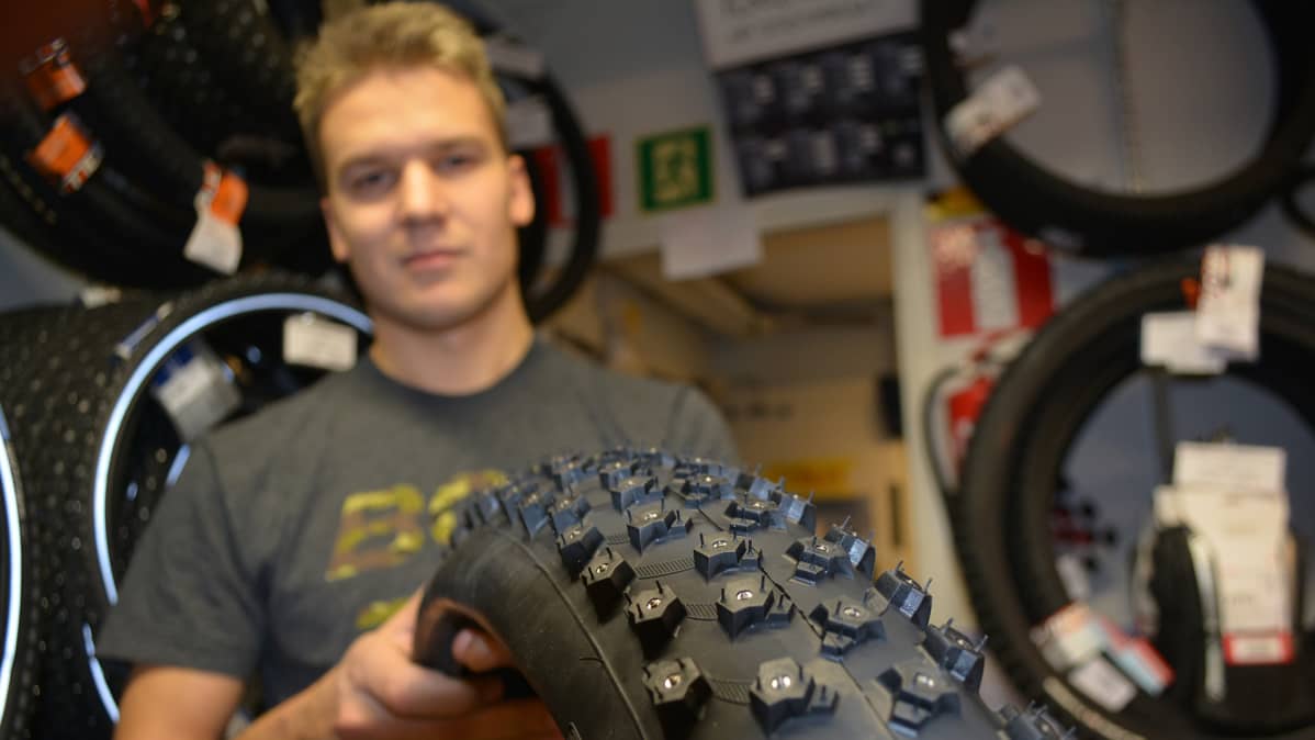 Arto Keinänen esittelee plussakoon kolmituumaista nastarengasta.
