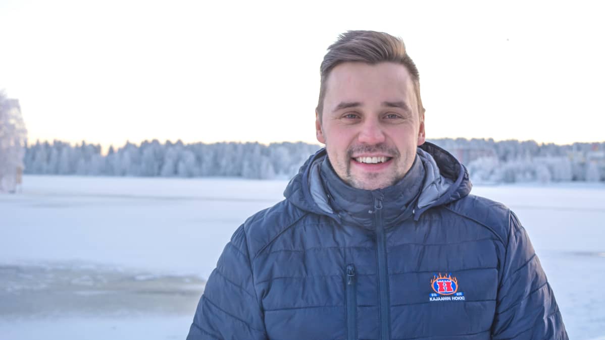 Valmennuspäällikkö Kimmo Happo lumisessa maisemassa.