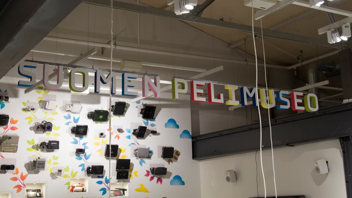 Suomen pelimuseon kyltti