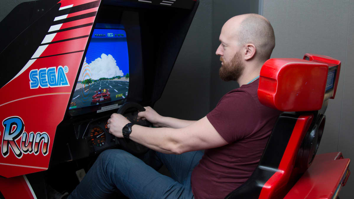 Mies pelaa Sega autopeliä