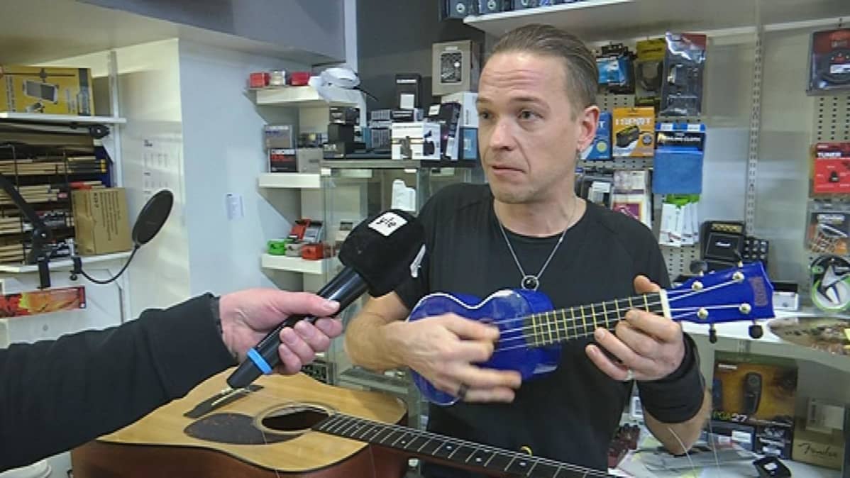Kitaristi Jocke Kuljun mielestä ukulelen soiton oppii nopeasti.