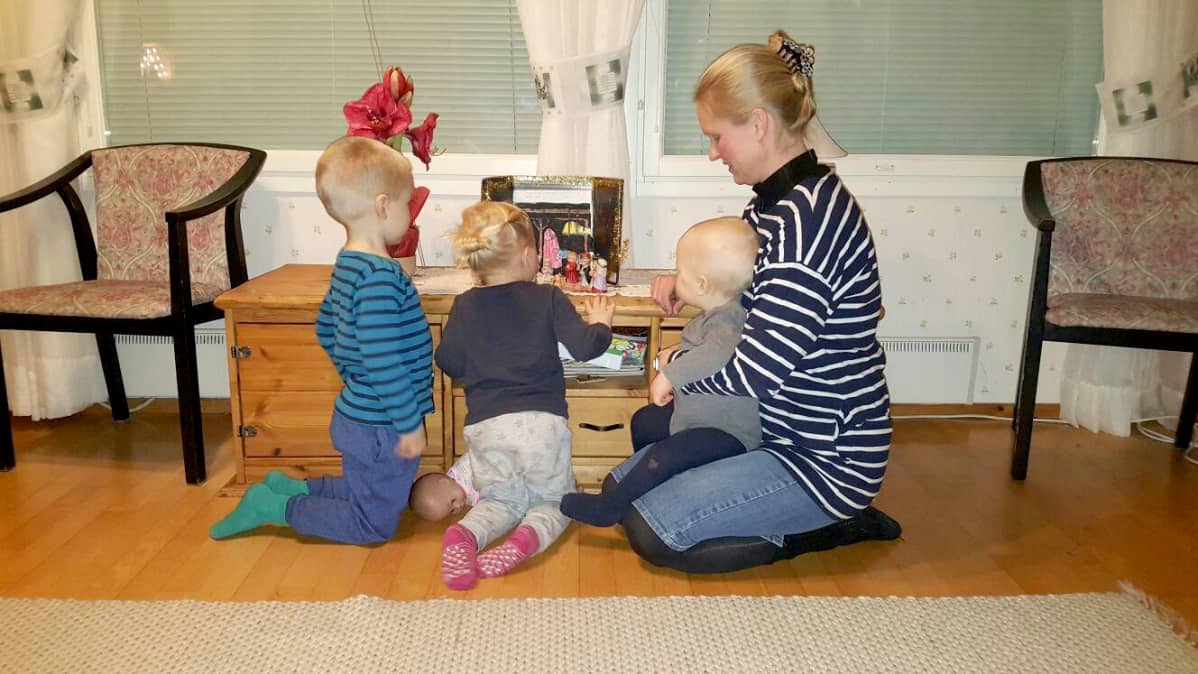 Terhi Tolvanen tyttären lasten kanssa seimen ympärillä