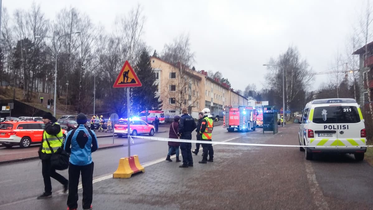 Poliiseja ja paloviranomaisia Siilitiellä.