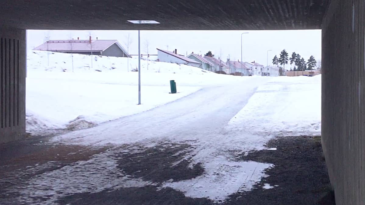 Oulunsalossa Niemenrannan alikulkukäytävä vie pientaloalueelle.