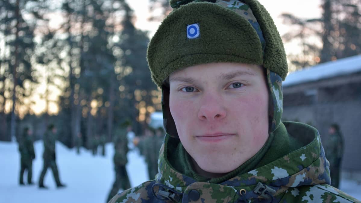 Alikersantti Joonatan Kinnunen sulkeisharjoituksissa.