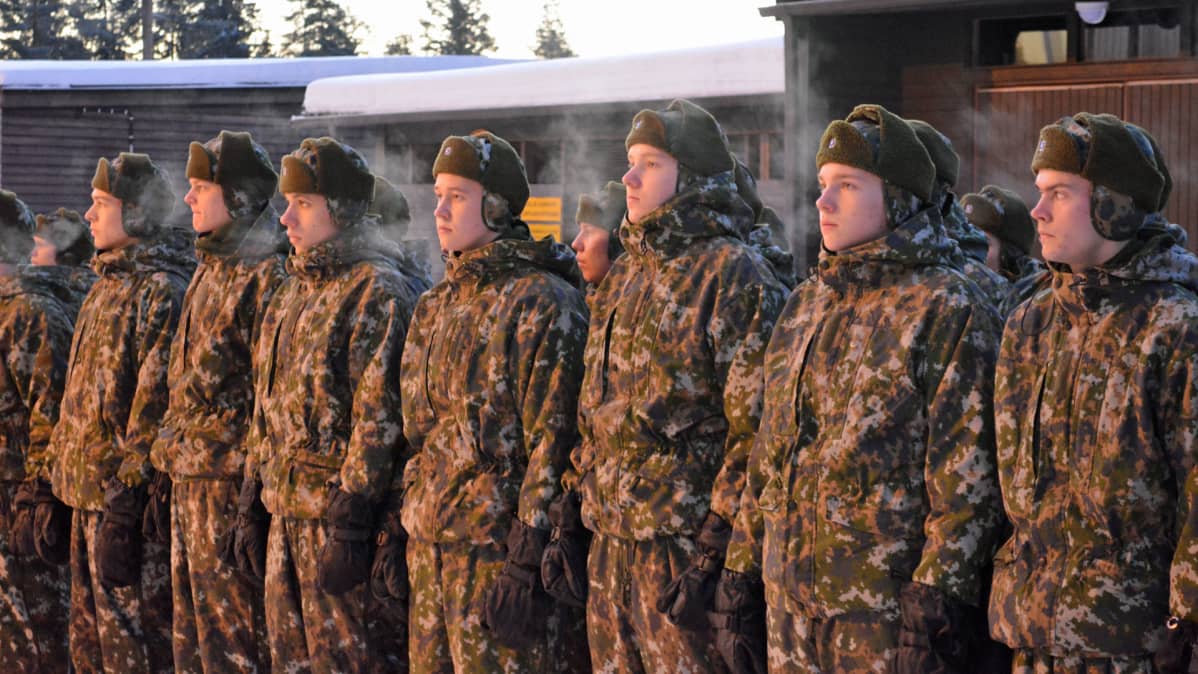 Kainuun prikaatin alokkaita rivissä.