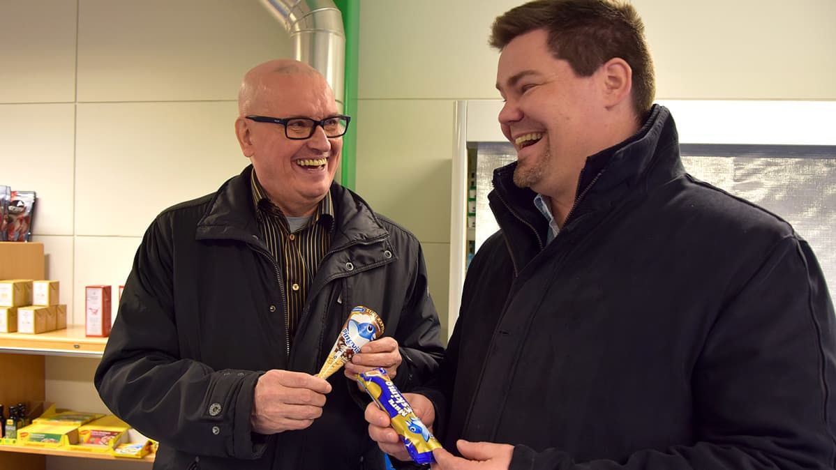 Turengin jäätelötehtaan entinen ja nykyinen johtaja valitsemassa lempijäätelöään