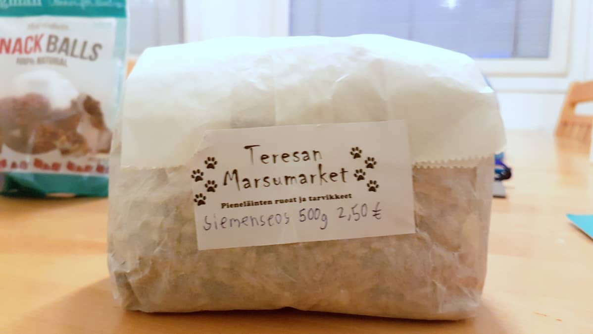 Ruoat pussitetaan isoista pusseista asikkaiden toiveiden mukaisesti.