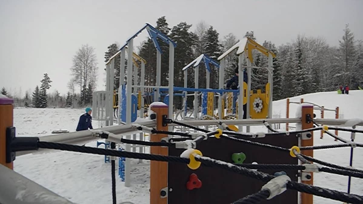 Koijärven koulun pihavälineitä