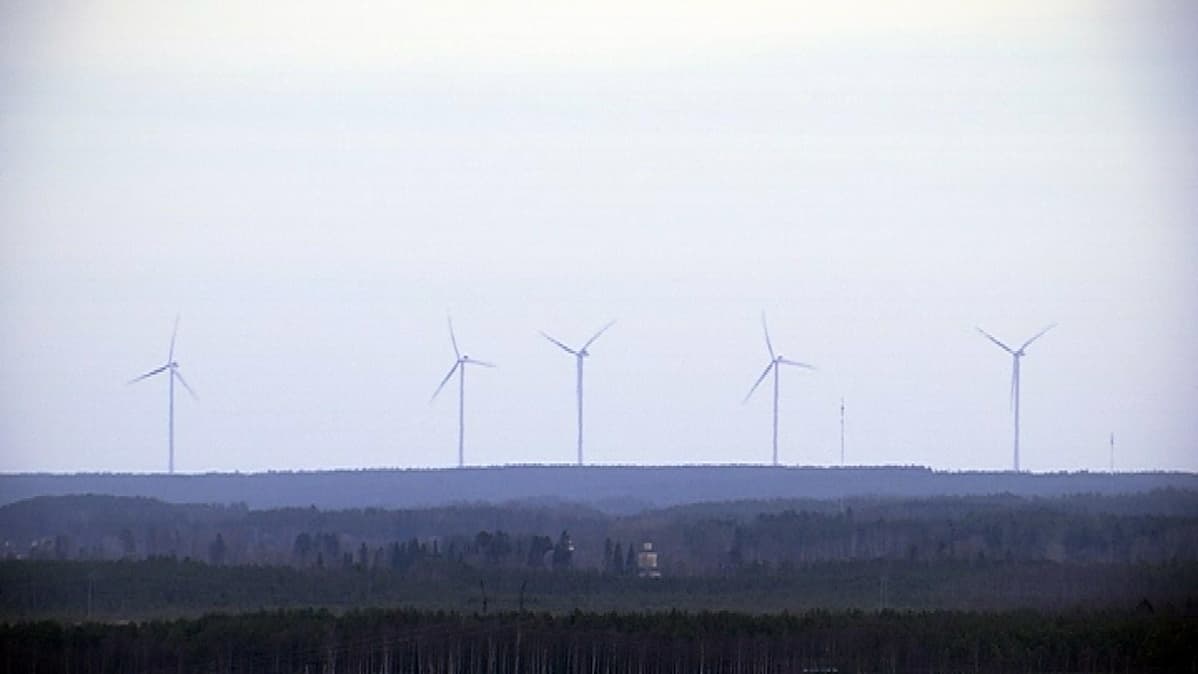 Tuulimyllyjä Lapuan Jouttikalliolla