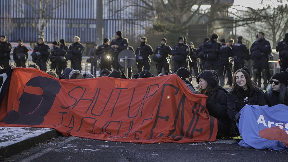 Mielenosoittajia ja poliiseja