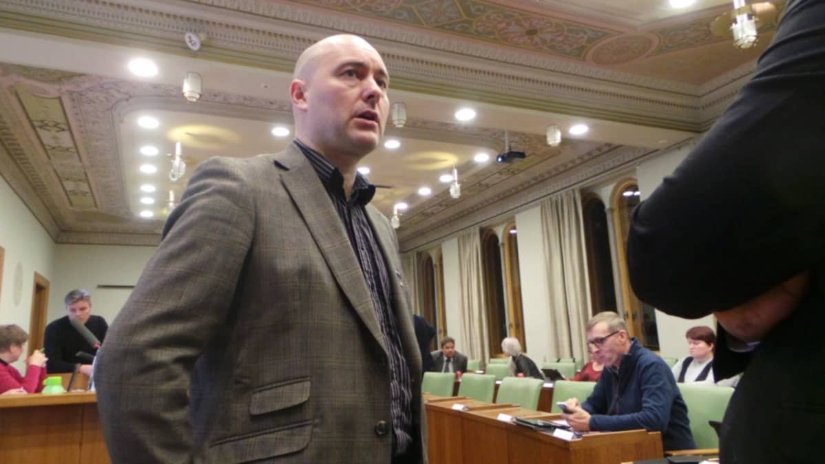 Etualalla mies Ari Jalonen (perussuomalaiset, kansanedustaja Porin kaupunginvaltuutettu) ja taustalla valtuustosali .