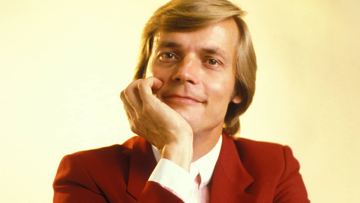 Timo T.A. Mikkonen Yleisradiolla vuonna 1984.