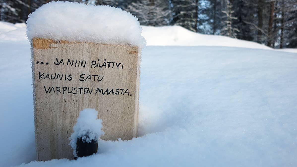 Muistomerkki pieneläinten hautausmaalla Rovaniemen Tavivaarassa