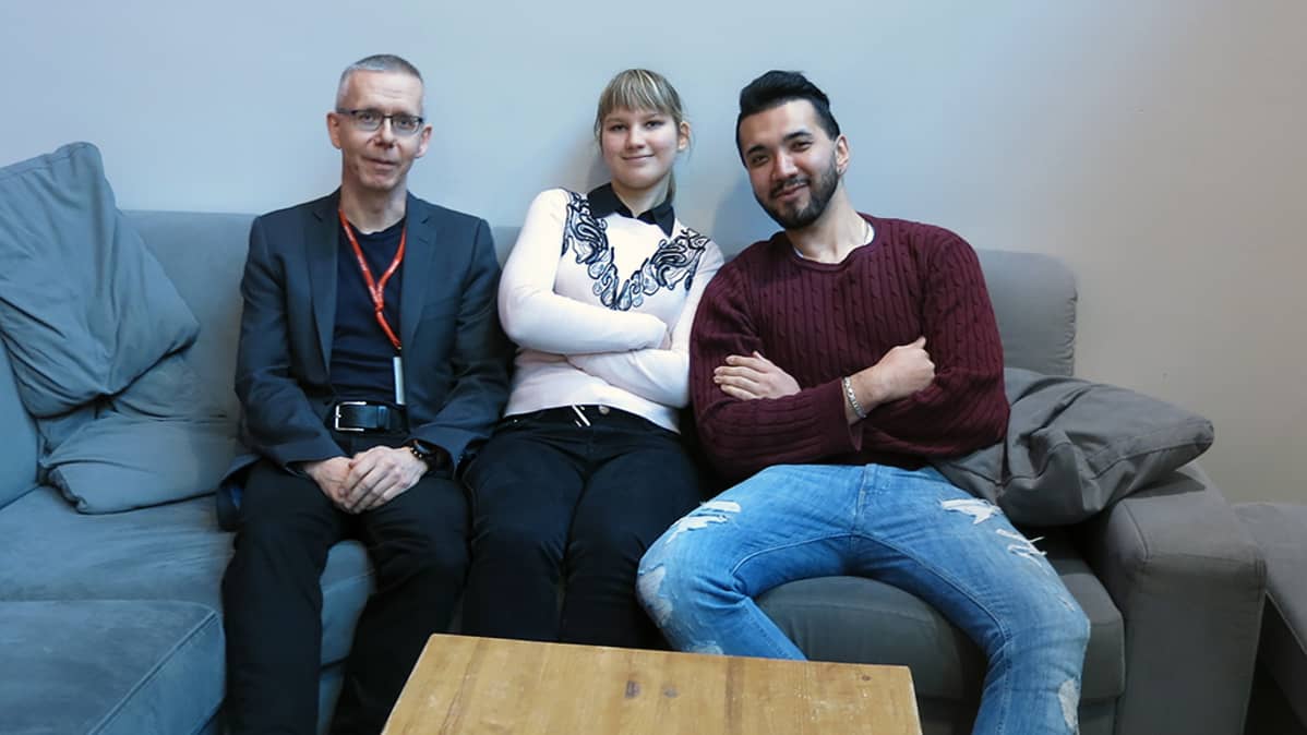 Lapin ammattikorkeakoulun vararehtori Reijo Tolppi oppilaineen