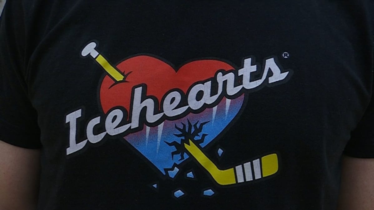 Icehearts-logo T-paidassa