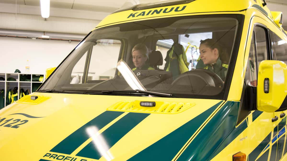 Ensihoitajat lähtevät ambulanssilla.