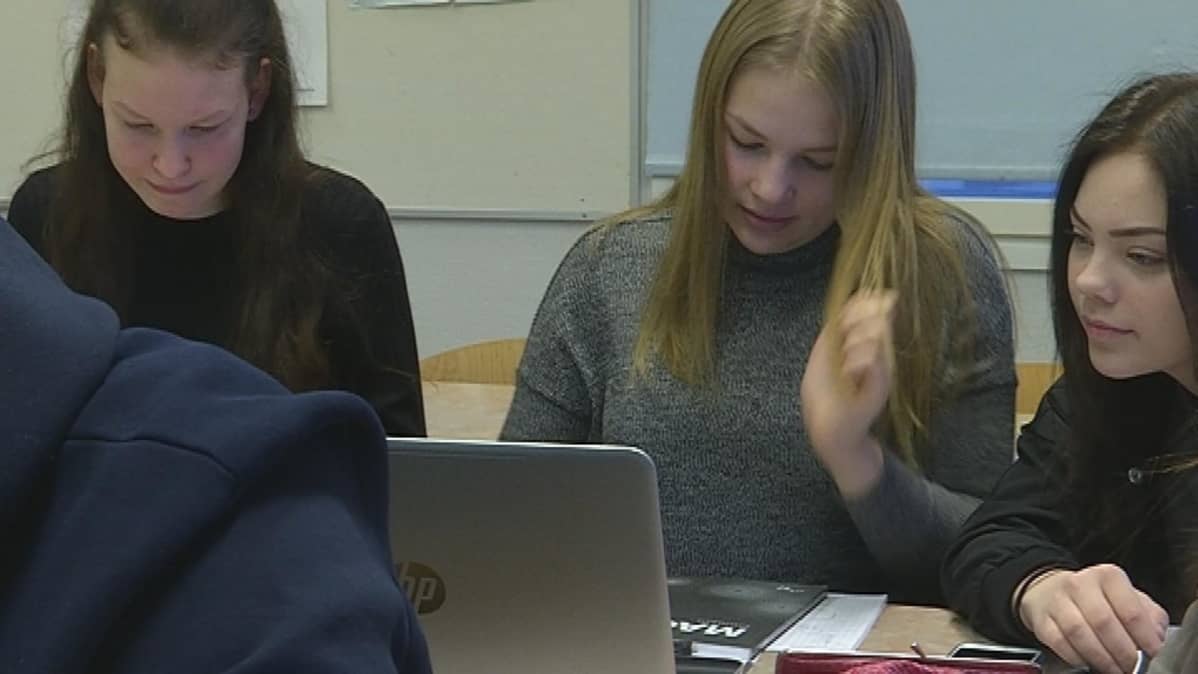 Lukiolaiset opiskelemassa fysiikkaa.