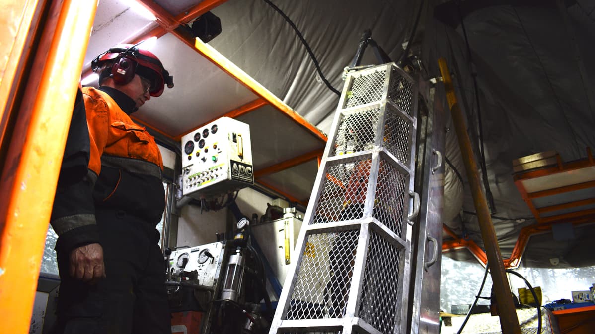 Kairakoneen käyttäjä Arctic Drilling Companyn timanttiporauskoneen ohjaimissa.